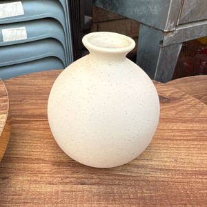 فازه منمش شكل جرة ابيض مدور عنق صغير 